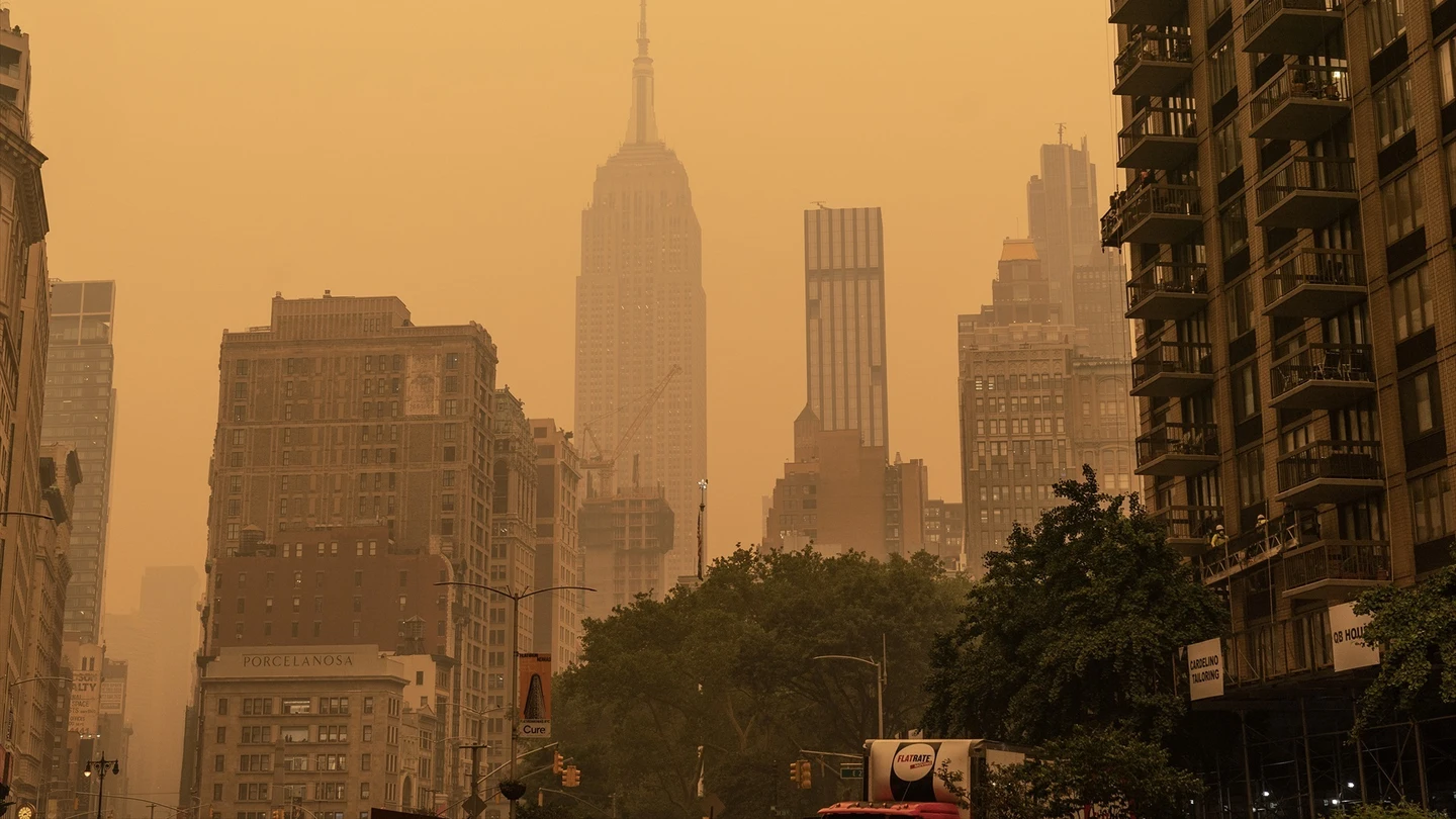 Imagen de archivo de la columna de humo que ha teñido de naranja el cielo de Nueva York. Imagen de archivo de la columna de humo que ha teñido de naranja el cielo de Nueva York.