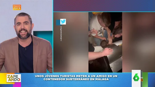 La policía rescata a un joven que se había metido en un contenedor de basura subterráneo en Málaga La policía rescata a un joven que se había metido en un contenedor de basura subterráneo en Málaga