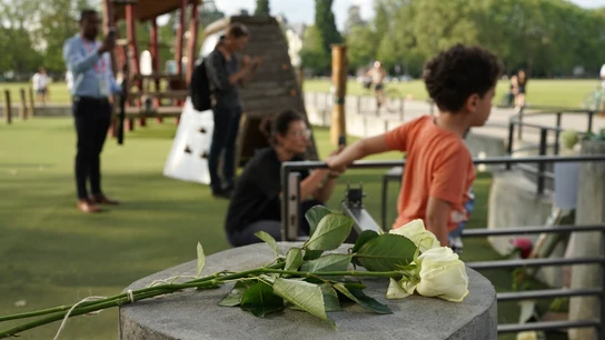 Flores en el parque donde tuvo lugar el apuñalamiento a varios niños en Annecy, Francia Flores en el parque donde tuvo lugar el apuñalamiento a varios niños en Annecy, Francia