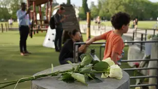 Flores en el parque donde tuvo lugar el apuñalamiento a varios niños en Annecy, Francia