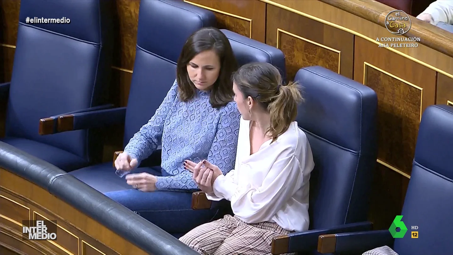 Vídeo manipulado - La tremenda bronca entre Ione Belarra e Irene Montero En este montaje de El Intermedio, Ione Belarra e Irene Montero mantienen una acalorada discusión desde sus escaños del Congreso de los Diputados: "Eres el peor ser humano que hay, eres la peor basura que existe", afirma la ministra de Igualdad.