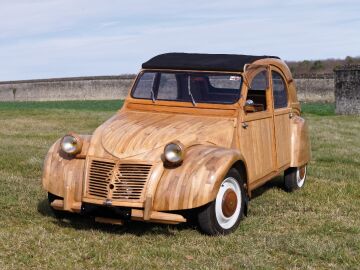 El Citroën 2CV más caro de la historia es... ¡de madera!