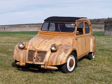 El Citroën 2CV más caro de la historia es... ¡de madera! El Citroën 2CV más caro de la historia es... ¡de madera!
