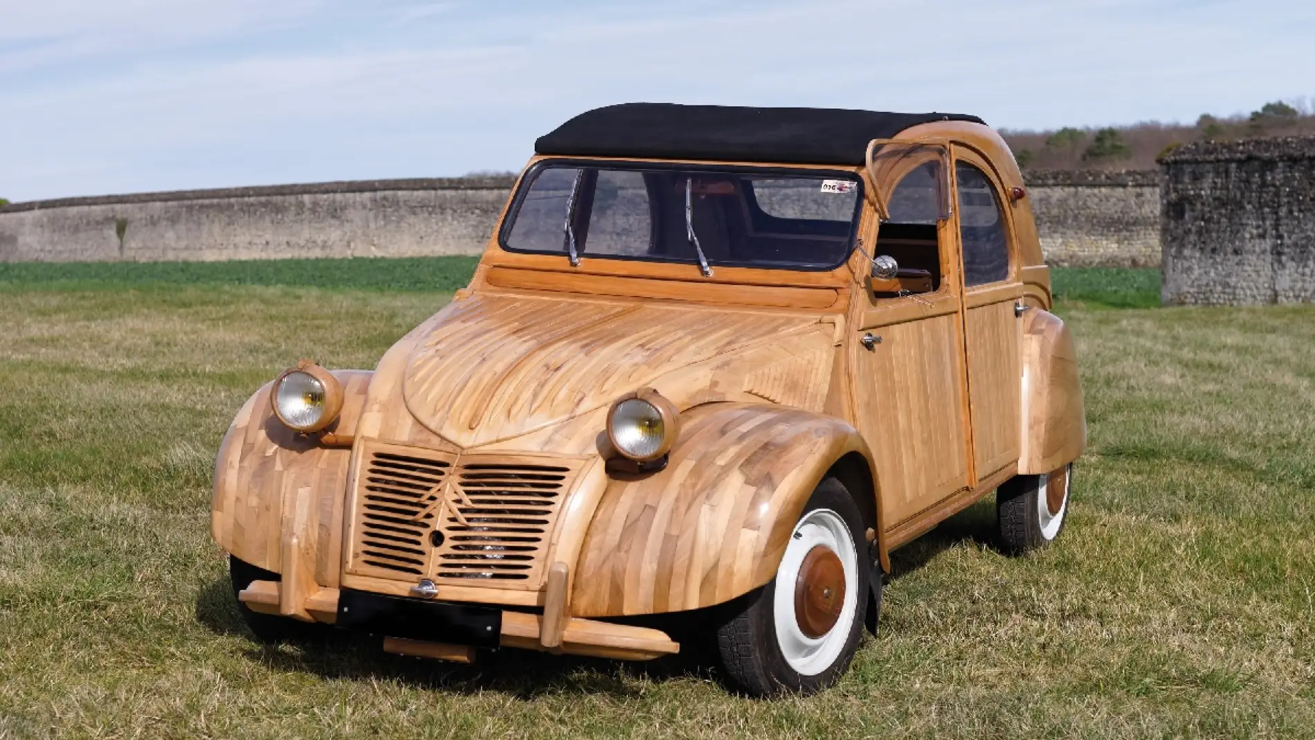 El Citroën 2CV más caro de la historia es... ¡de madera!