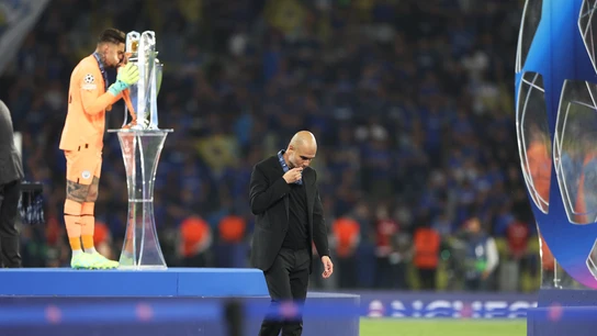 Pep Guardiola besa la medalla de campeón de la Champions Pep Guardiola besa la medalla de campeón de la Champions