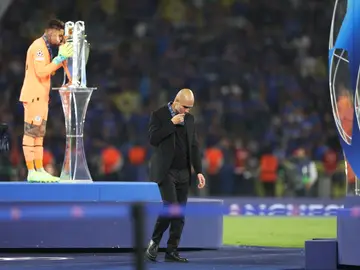 Pep Guardiola besa la medalla de campeón de la Champions