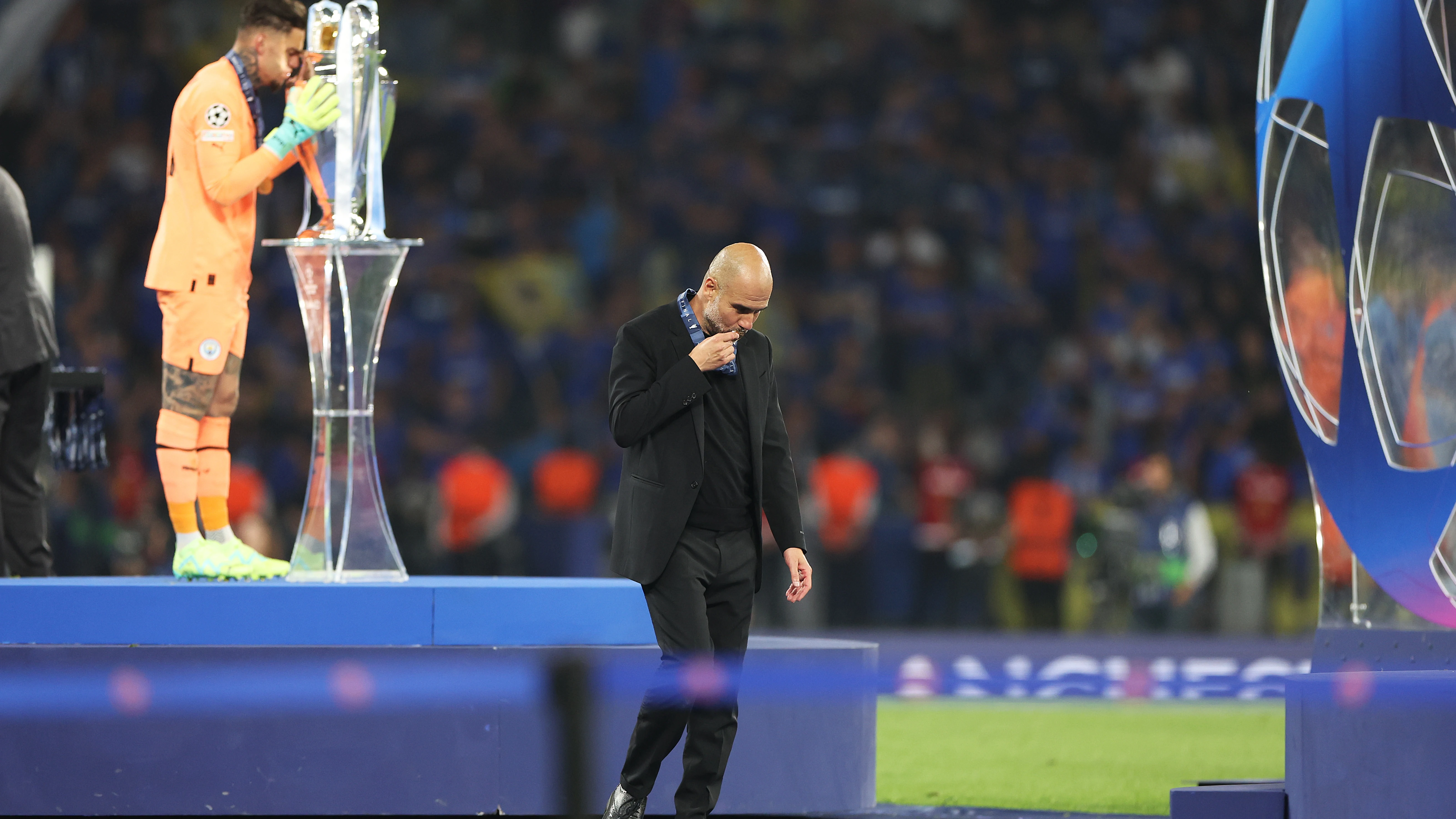 Pep Guardiola besa la medalla de campeón de la Champions