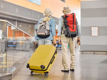 Viajeros con sus maletas Viajeros con sus maletas