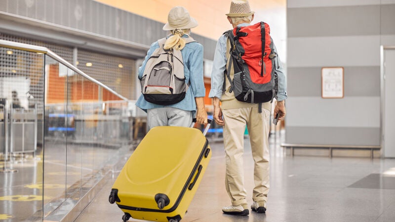 ¿Viajar puede hacer que envejezcamos más despacio? Esto dice la ciencia