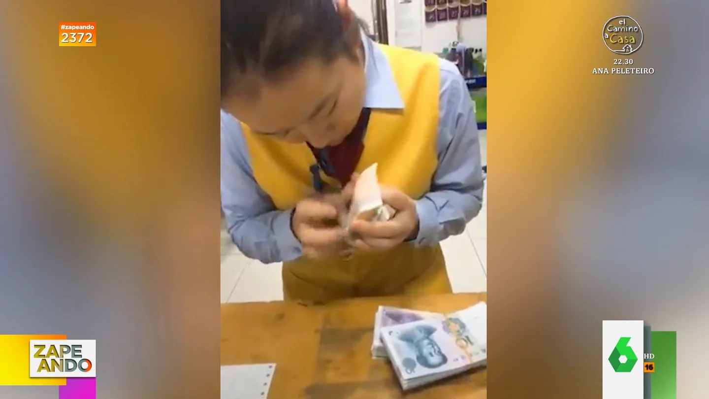 La asombrosa capacidad de una chica para contar billetes: "Parece que está tocando las castañuelas" La asombrosa capacidad de una chica para contar billetes: "Parece que está tocando las castañuelas"