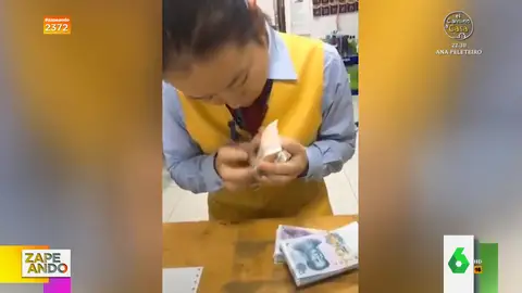 La asombrosa capacidad de una chica para contar billetes: "Parece que está tocando las castañuelas"