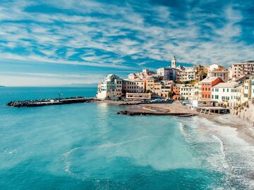 3 históricos destinos mediterráneos que son todo glamour: Saint Tropez, Marbella y Santorini