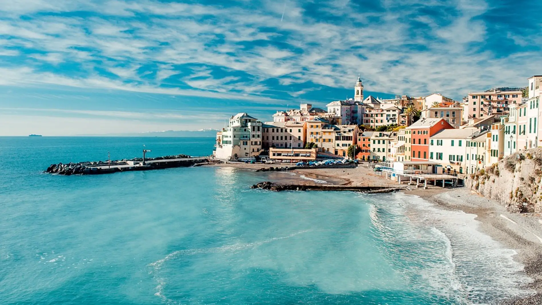 3 históricos destinos mediterráneos que son todo glamour: Saint Tropez, Marbella y Santorini