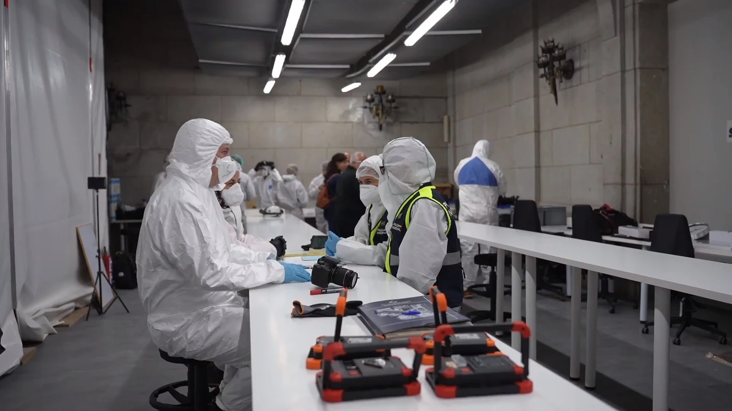 Expertos en el laboratorio puesto en marcha en Cuelgamuros para las exhumaciones Expertos en el laboratorio puesto en marcha en Cuelgamuros para las exhumaciones