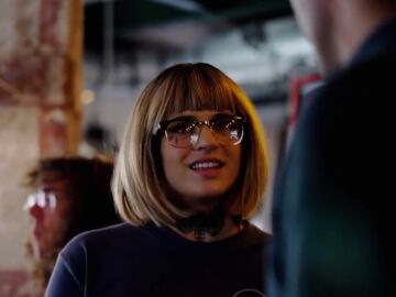 Rosalía’s hidden camera posing as a waitress in ‘El Hormiguero’