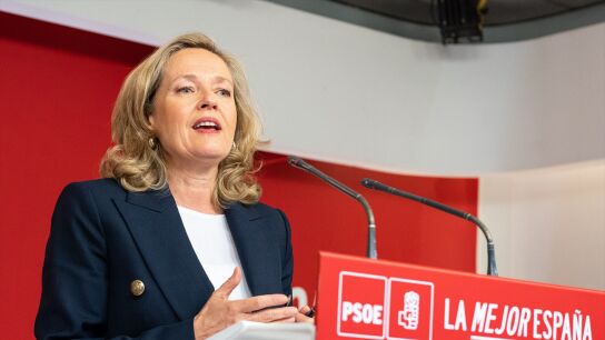 La vicepresidenta primera, Nadia Calvi&ntilde;o, durante una rueda de prensa, en la sede del PSOE en la calle Ferraz