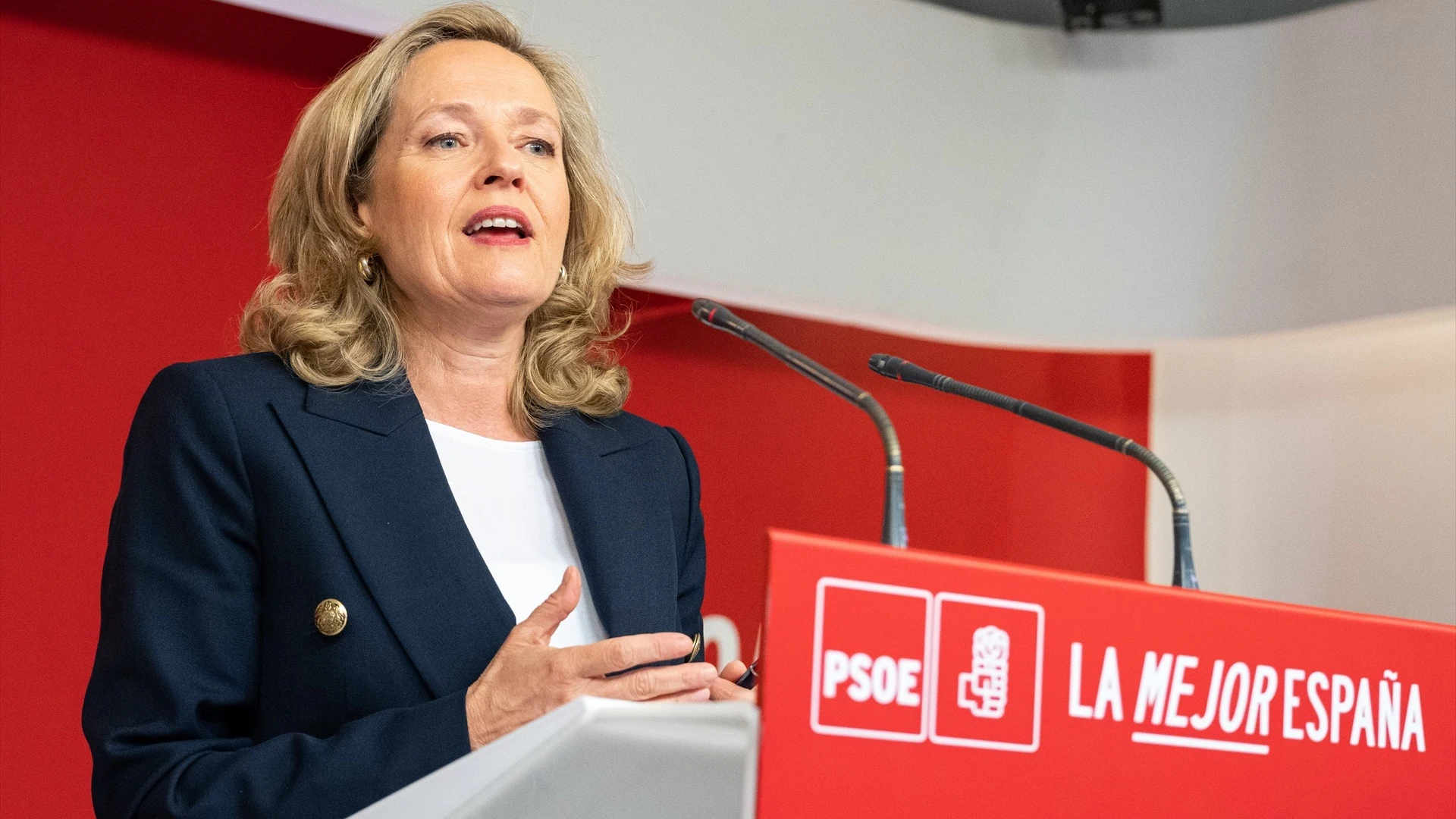 La vicepresidenta primera, Nadia Calviño, durante una rueda de prensa, en la sede del PSOE en la calle Ferraz