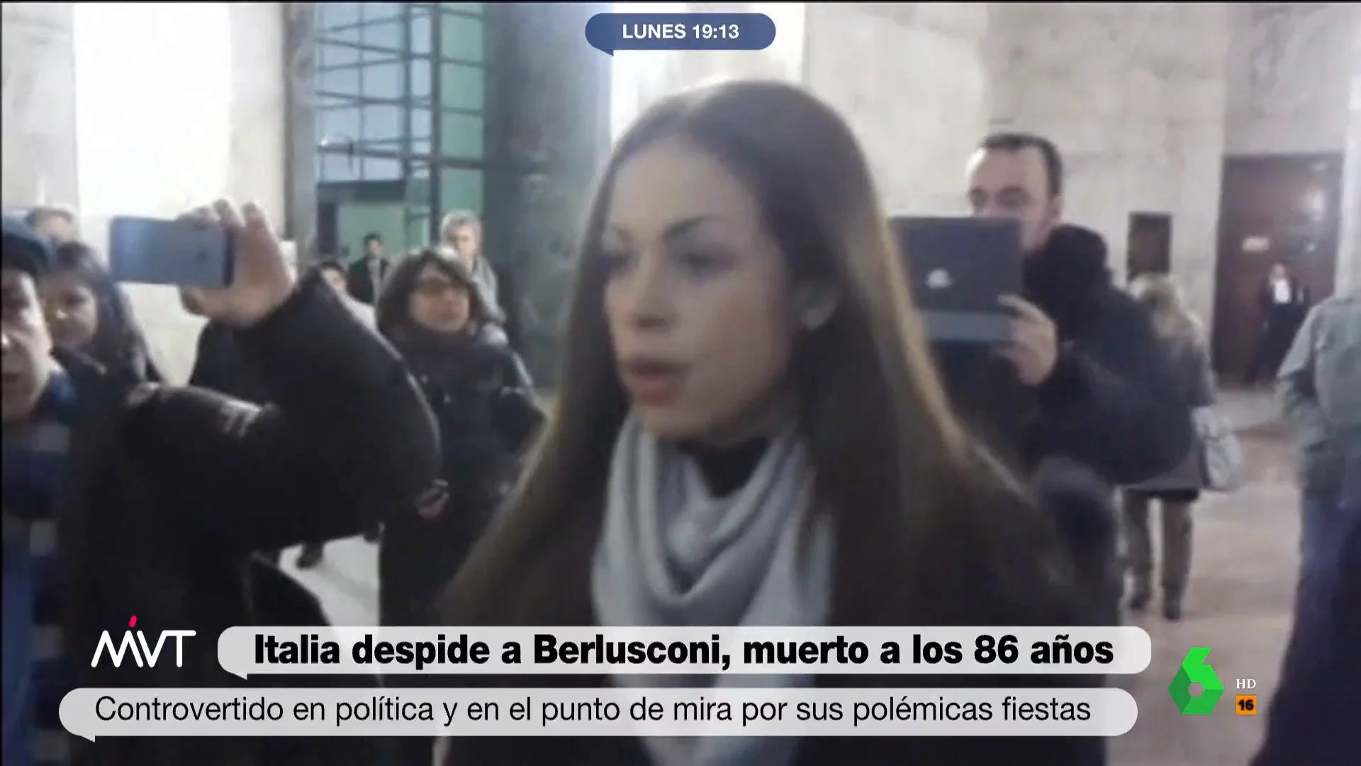 Más Vale Tarde analiza la polémica figura de Berlusconi, muerto hoy a los 86 años, y recuerda uno de sus escándalos más sonados, el de las desenfrenadas fiestas 'bunga bunga' que se conocieron por la participación de una joven menor de edad.
