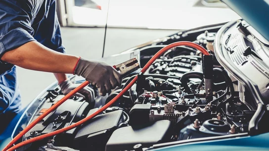 Imagen de un operario de taller revisando un coche. Imagen de un operario de taller revisando un coche.