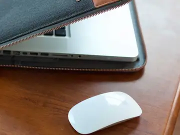 Un Magic mouse de Apple con un MacBook Un Magic mouse de Apple con un MacBook