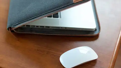 Un Magic mouse de Apple con un MacBook Un Magic mouse de Apple con un MacBook
