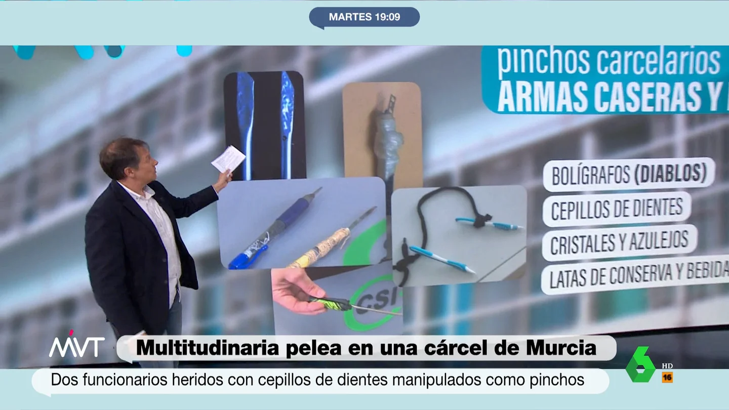 De bolígrafos 'diablos' a muletas afiladas con azulejos: así son las armas que improvisan los presos en las cárceles Dos funcionarios de prisiones han sido heridos con cepillos de dientes afilados durante una batalla campal entre presos en una cárcel de Murcia. A propósito de este suceso, Más Vale Tarde analiza cómo son las 'armas caseras' que fabrican los reclusos.