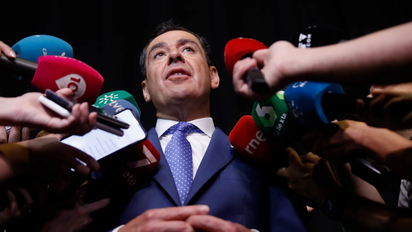 El presidente de la Junta de Andalucía, Juanma Moreno, atiende a los medios de comunicación El presidente de la Junta de Andalucía, Juanma Moreno, atiende a los medios de comunicación