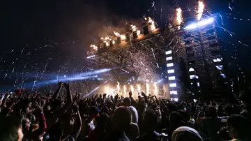 Imagen de archivo de un concierto con mucha gente Imagen de archivo de un concierto con mucha gente