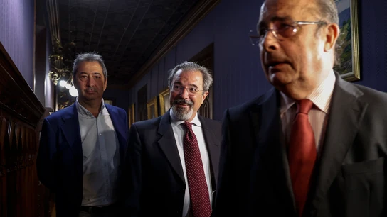 El candidato de Vox a la Presidencia de la Generalitat Valenciana, Carlos Flores, el extorero Vicente Barrera y el diputado en el Congreso y presidente de Vox Valencia, Ignacio Gil Lázaro, a su llegada a una reunión con la formación parlamentaria VOX, a 13 de junio de 2023, en Valencia, Comunidad Valenciana El candidato de Vox a la Presidencia de la Generalitat Valenciana, Carlos Flores, y el diputado en el Congreso y presidente de Vox Valencia, Ignacio Gil Lázaro, a su llegada a una reunión con la formación parlamentaria VOX, a 13 de junio de 2023, en Valencia, Comunidad Valenciana
