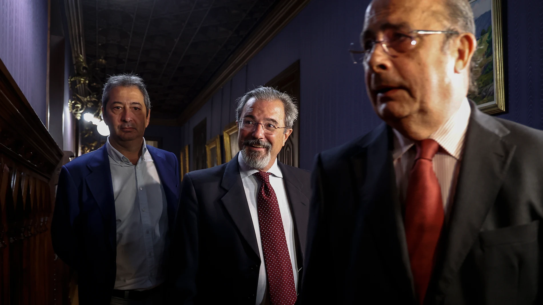 El candidato de Vox a la Presidencia de la Generalitat Valenciana, Carlos Flores, el extorero Vicente Barrera y el diputado en el Congreso y presidente de Vox Valencia, Ignacio Gil Lázaro, a su llegada a una reunión con la formación parlamentaria VOX, a 13 de junio de 2023, en Valencia, Comunidad Valenciana