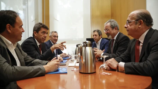 El presidente del PPCV y candidato más votado a la Presidencia de la Generalitat, Carlos Mazón, alcanza un pacto con Vox para gobernar. El presidente del PPCV y candidato más votado a la Presidencia de la Generalitat, Carlos Mazón, alcanza un pacto con Vox para gobernar.