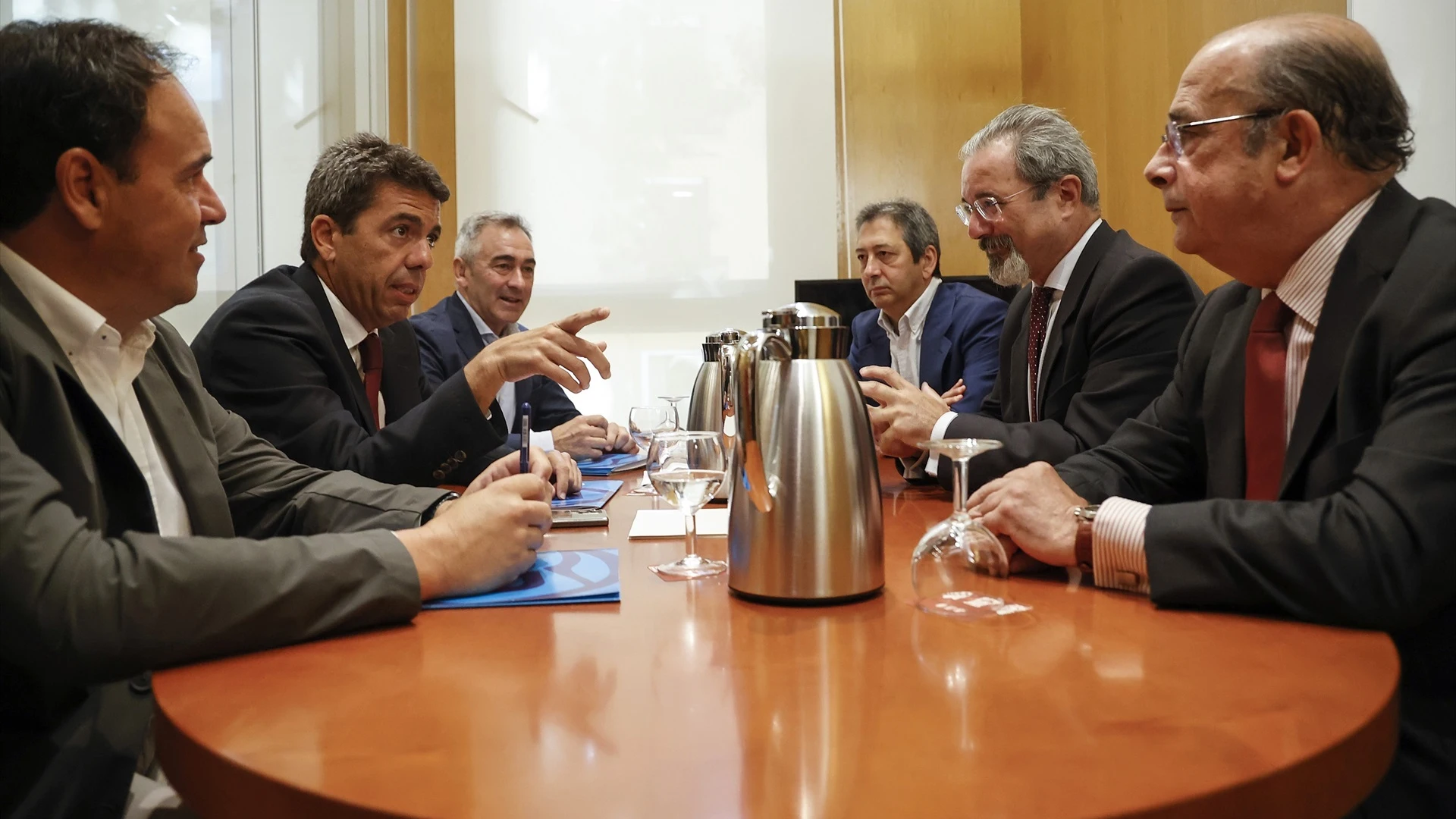 El presidente del PPCV y candidato más votado a la Presidencia de la Generalitat, Carlos Mazón, alcanza un pacto con Vox para gobernar.