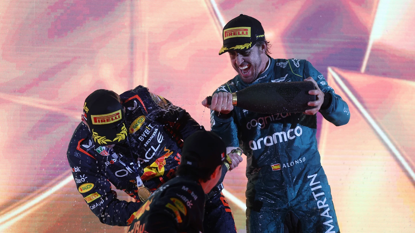 Fernando Alonso, Max Verstappen y Sergio Pérez en el podio Fernando Alonso, Max Verstappen y Sergio Pérez en el podio