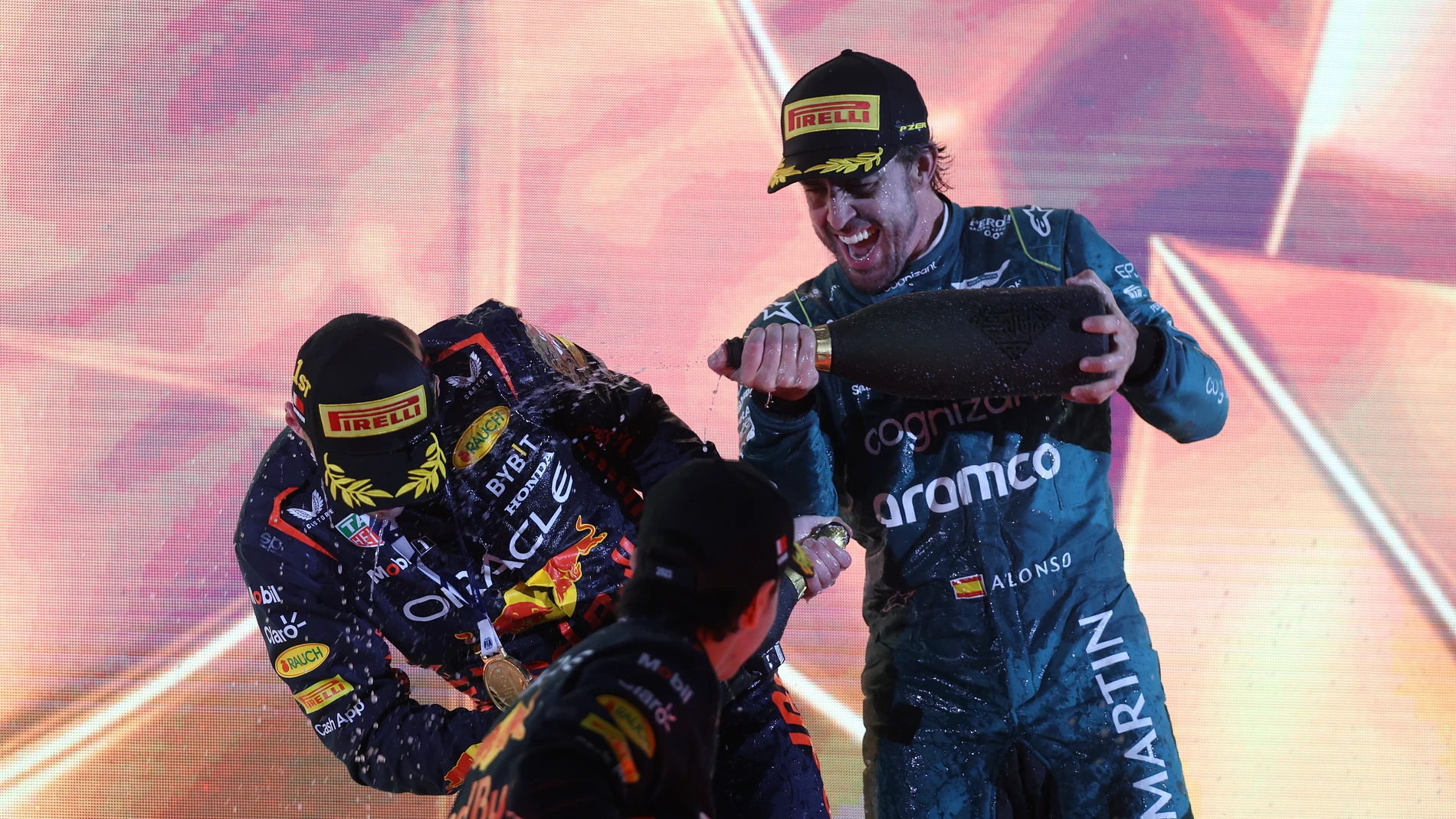 Fernando Alonso, Max Verstappen y Sergio Pérez en el podio