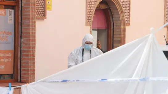 Un agente de la Policía Nacional, de 40 años, ha fallecido este domingo al ser atacado cuando intervenía para sofocar una discusión entre dos vecinos de Andújar. Un agente de la Policía Nacional, de 40 años, ha fallecido este domingo al ser atacado cuando intervenía para sofocar una discusión entre dos vecinos de Andújar.