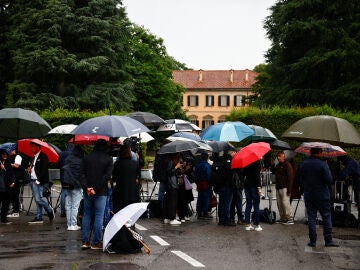 Dozens of Berlusconi’s followers come to his mansion to say goodbye to him in the funeral chapel