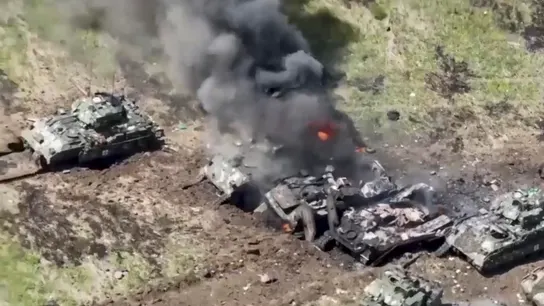 Imagen difundida por el Ministerio de Defensa ruso donde se ven carros blindados del Ejercito ucraniano destruidos en la región de Zaporiyia Imagen difundida por el Ministerio de Defensa ruso donde se ven carros blindados del Ejercito ucraniano destruidos en la región de Zaporiyia