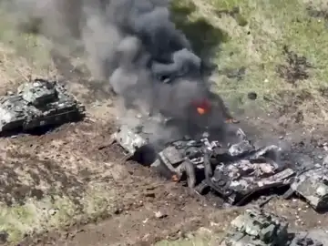 Imagen difundida por el Ministerio de Defensa ruso donde se ven carros blindados del Ejercito ucraniano destruidos en la región de Zaporiyia