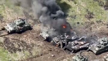 Imagen difundida por el Ministerio de Defensa ruso donde se ven carros blindados del Ejercito ucraniano destruidos en la región de Zaporiyia