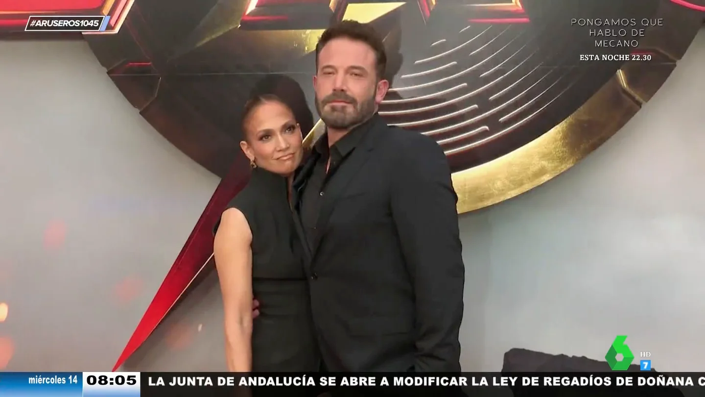 Jennifer Lopez sorprende con un gran escote de neopreno junto a Ben Affleck en el estreno de 'The Flash' Jennifer Lopez sorprende con un gran escote de neopreno junto a Ben Affleck en el estreno de 'The Flash'