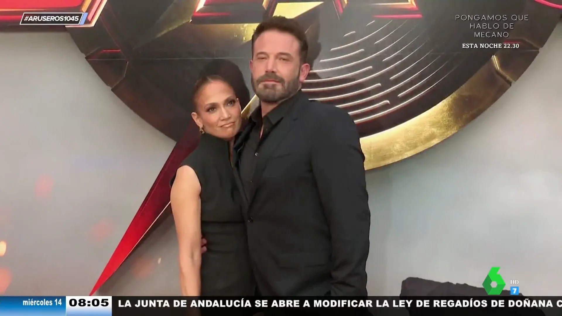 Jennifer Lopez sorprende con un gran escote de neopreno junto a Ben Affleck en el estreno de 'The Flash'