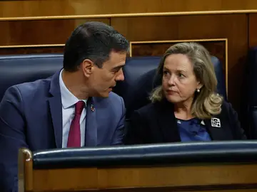 El presidente del Gobierno, Pedro Sánchez, conversa con la vicepresidenta Nadia Calviño