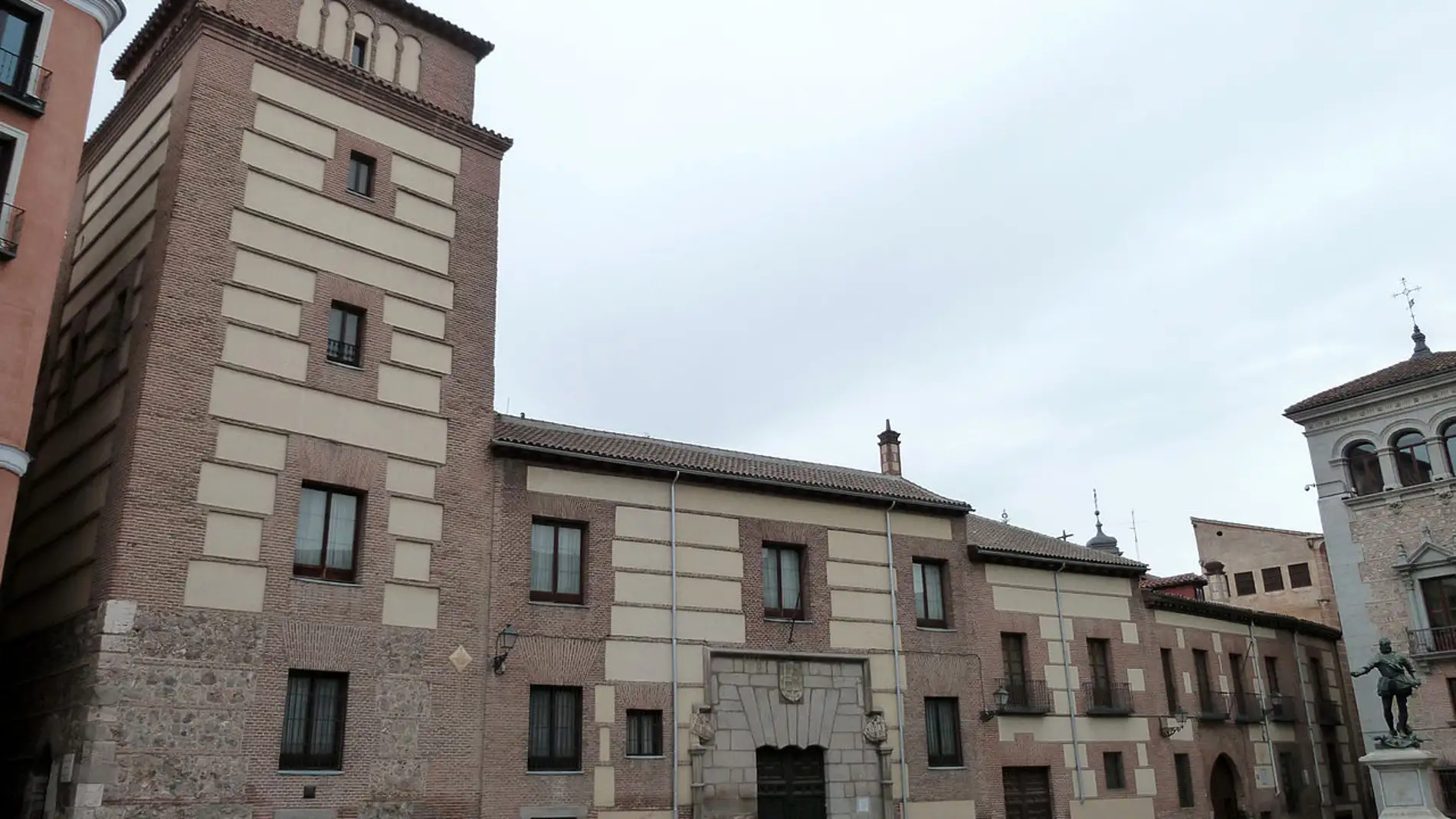 Casa y Torre de los Lujanes de Madrid: ¿sabías que aquí se encontró la “Baraja de Ayet”?