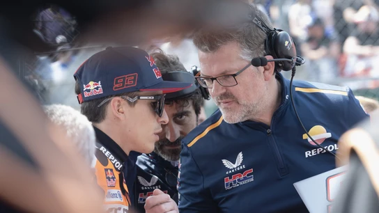 Marc Márquez con su ingeniero Marc Márquez con su ingeniero