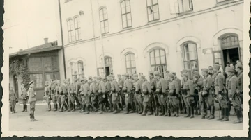 Miembros de la Schutzpolizei en la estación de tren de Oświęcim (Auschwitz).