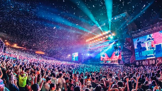 Fotografía de un concierto multitudinario Fotografía de un concierto multitudinario