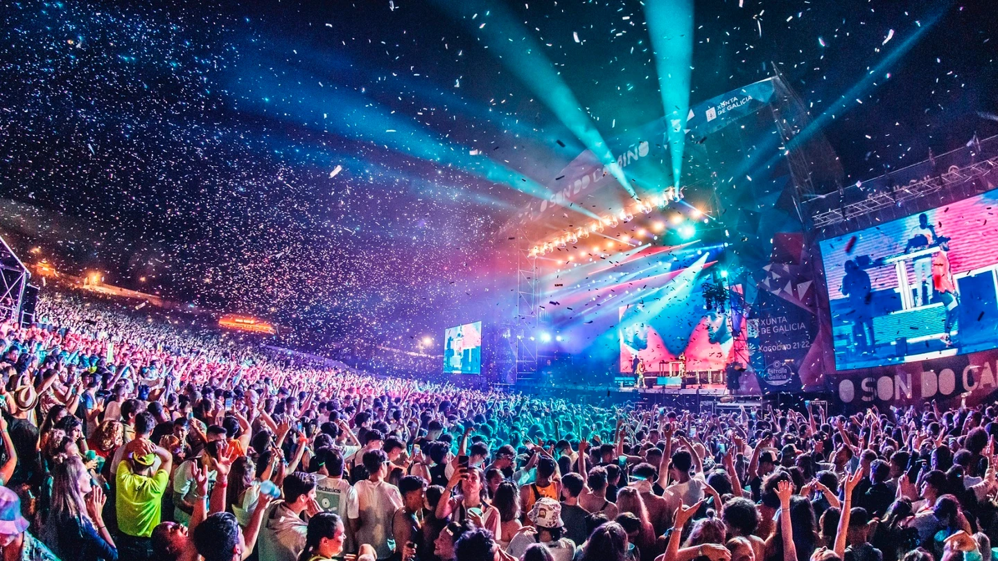 Fotografía de un concierto multitudinario Fotografía de un concierto multitudinario