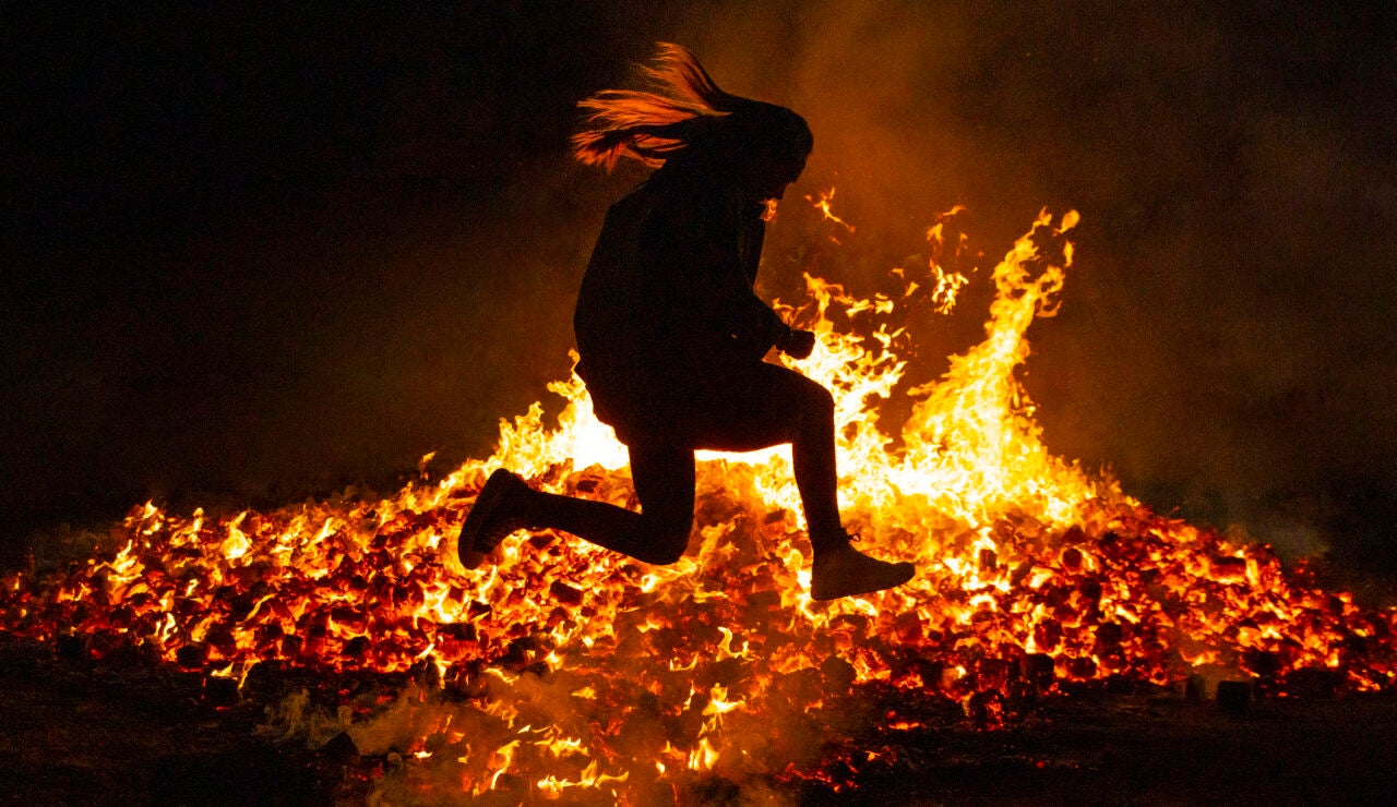 Chica saltando las hogueras de San Juan