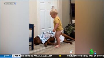 El tierno vídeo viral de un bebé que arropa a su perro y le desea buenas noches antes de irse a dormir