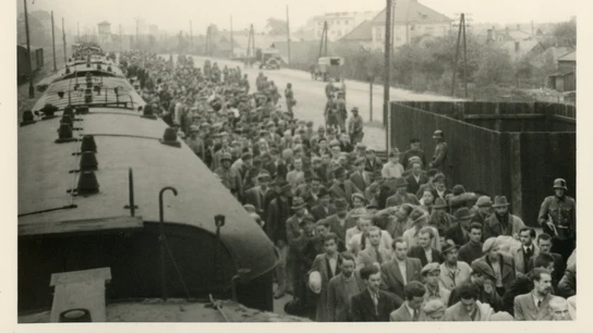 Prisioneros en la estación de tren de Tarnów. Prisioneros en la estación de tren de Tarnów.